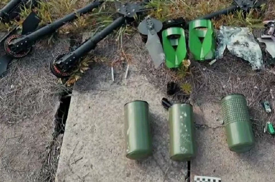    Взрывотехники успешно обезвредили и уничтожили три сброшенных с дрона осколочно-фугасных устройства общим весом пять килограммов. Фото: Штаб обороны ДНР
