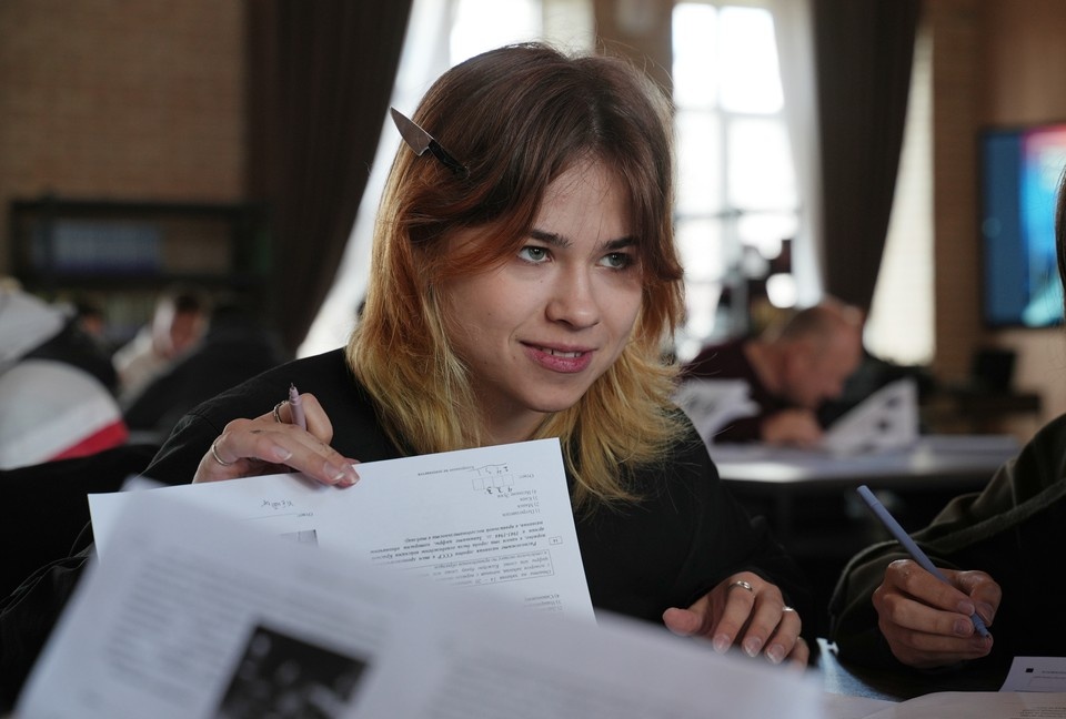    Студенты Приазовского госуниверситета на международном «Диктанте Победы» Александр ИВАНОВ