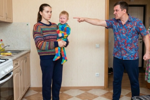 Муж выгоняет жену 