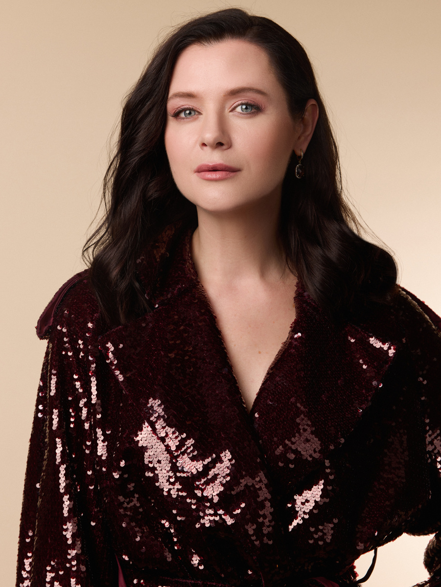     Образ Дарьи Калмыковой был создан с акцентом на сдержанный макияж, который дополняла укладка с нежными кудрями