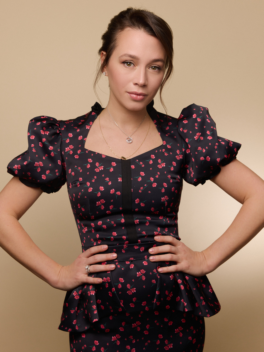     Образ Дарьи Храмцовой — сдержанный макияж в дуэте с собранными волосами с прядями у лица