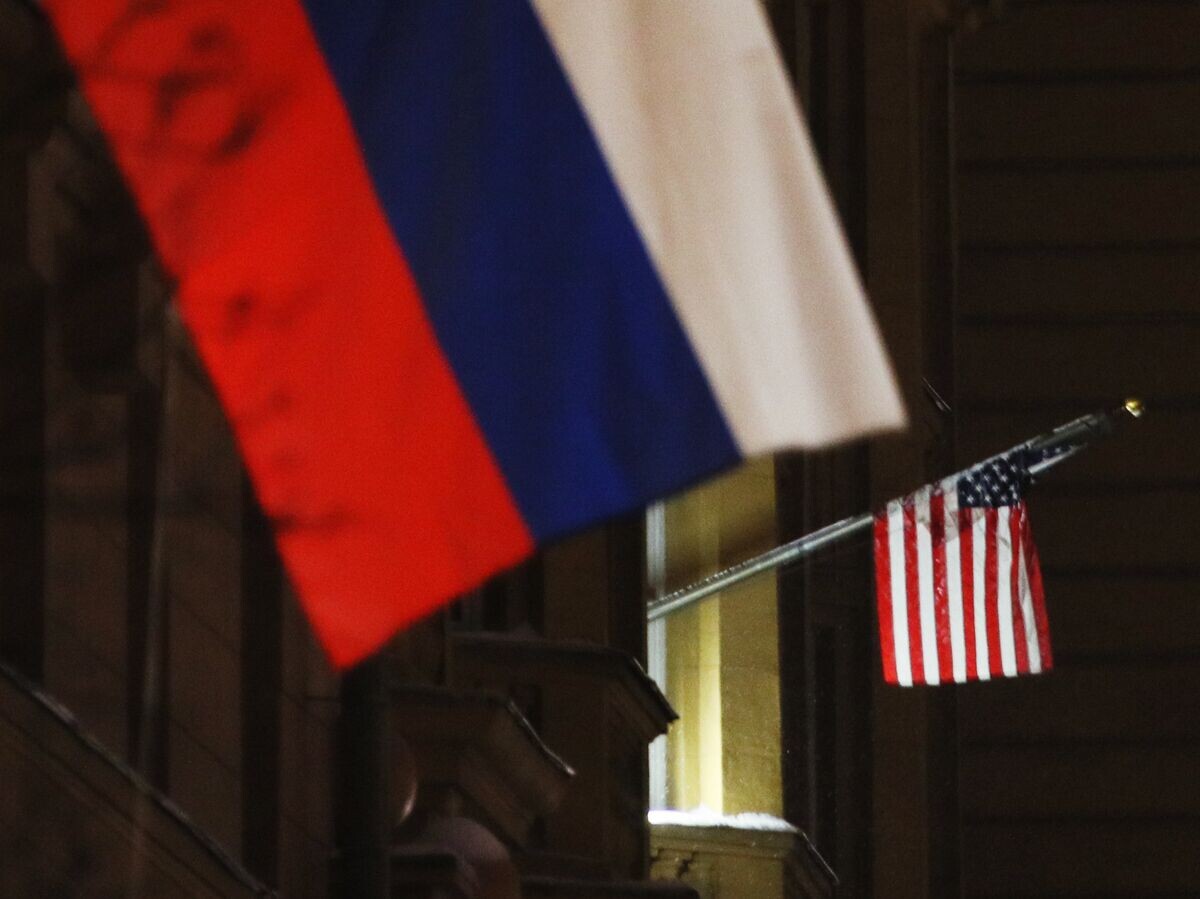    Флаги России и США на здании посольства США© РИА Новости . Антон Денисов