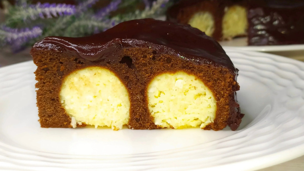 Шоколадный пирог с творожными шариками. Фото автора. 