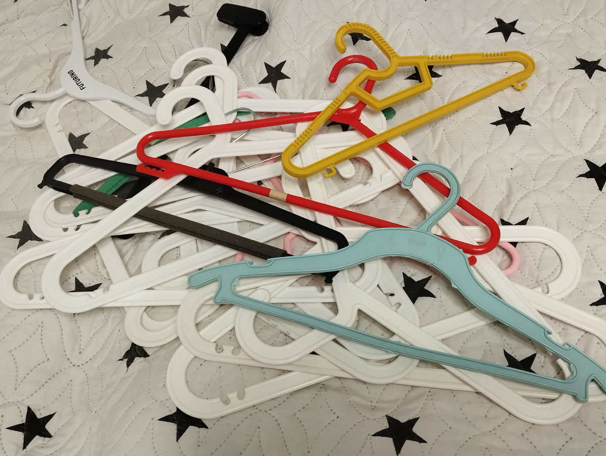 Для поглаженных вещей использовала все эти вешалки и ещё из шкафа достала, тк этих не хватило. Замеры буду делать доооолго