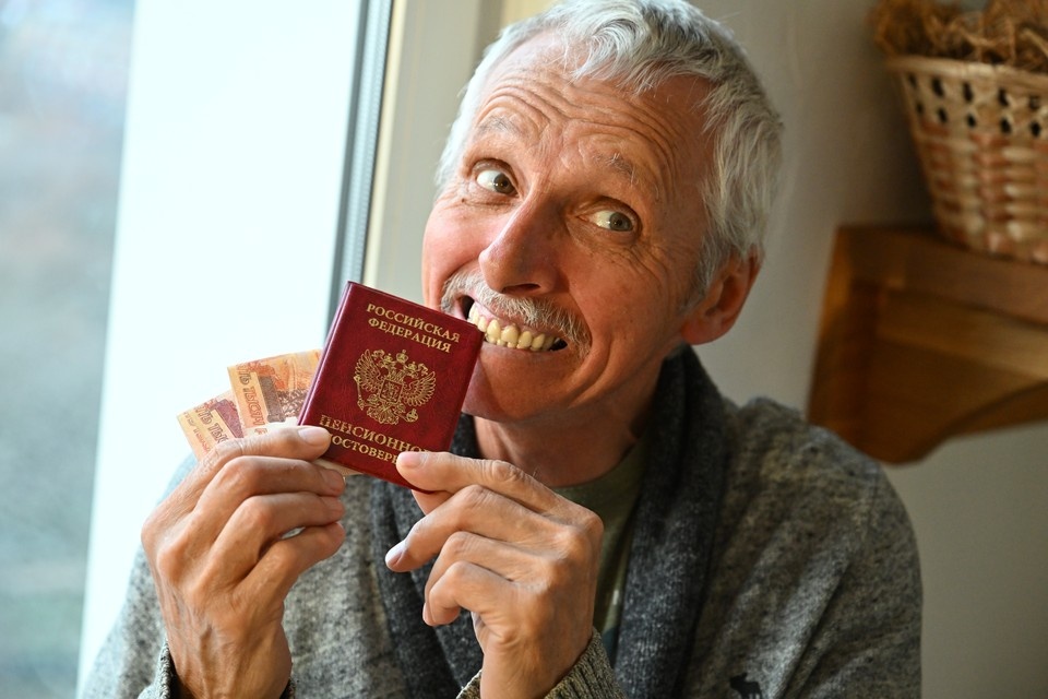    Пожилой мужчина показывает свое пенсионное удостоверение Евгения ГУСЕВА