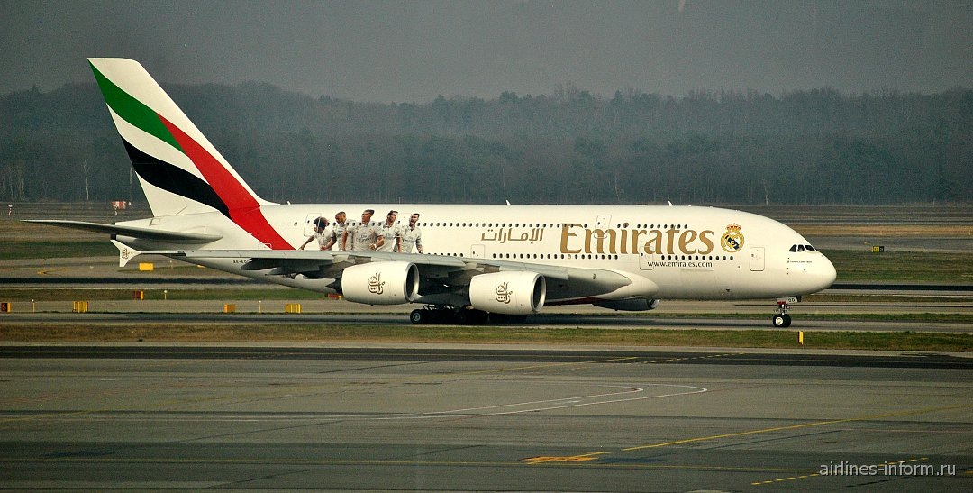    Самолет Airbus A380 авиакомпании Emirates в специальной окраске футбольного клуба "Реал Мадрид"