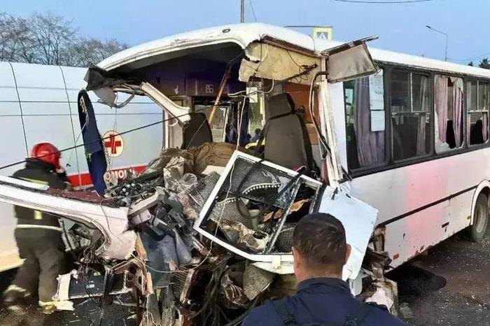 Обложка © МАКС / МЧС Ленинградской области 