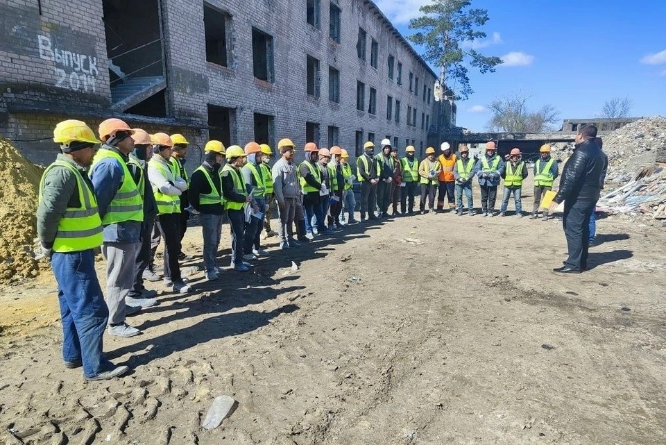    Мигрантов-строителей в Мариуполе предостерегли от сомнительных предложений подработки. Фото: Администрация Мариуполя