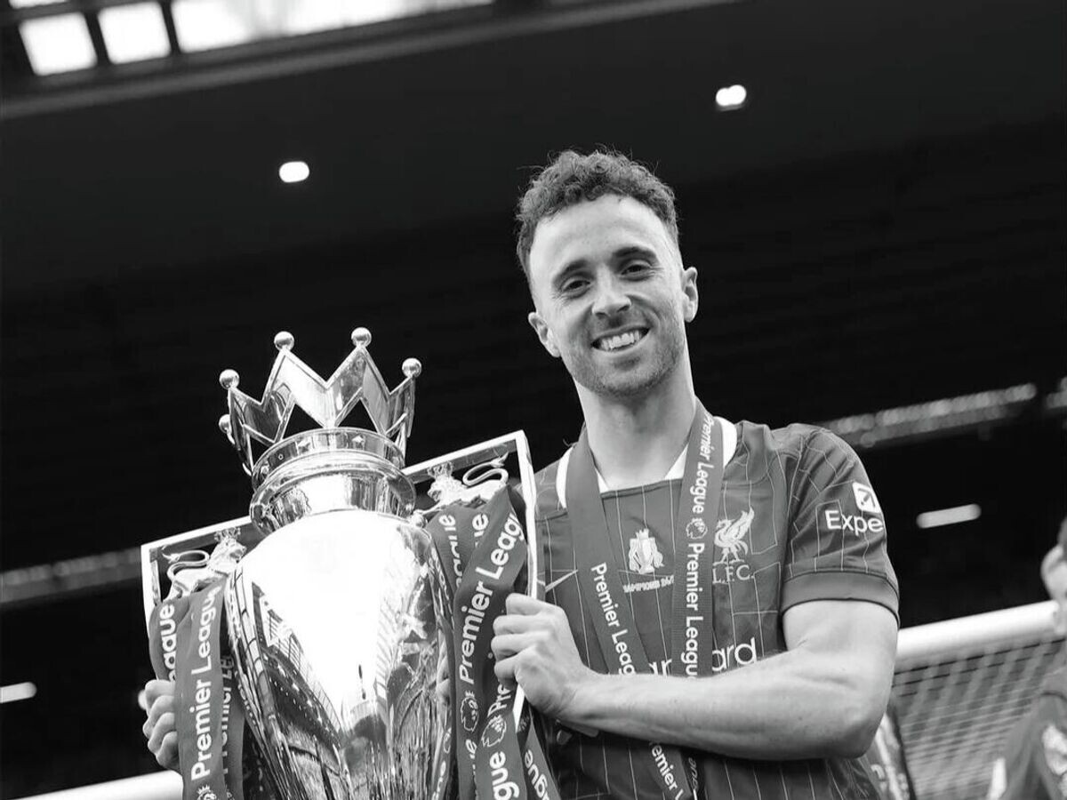    Диогу Жота с трофеем АПЛ | © Соцсети футболиста