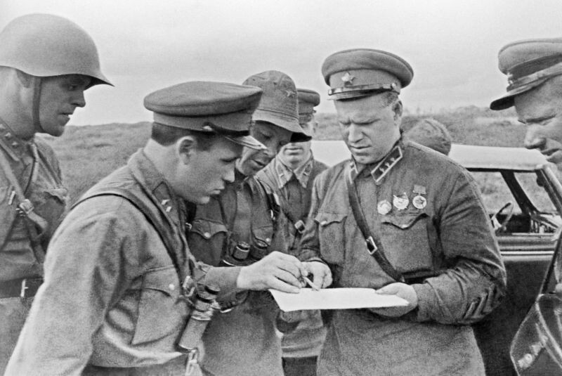 Г.К. Жуков совещается с командирами во время боев на Халхин-Голе