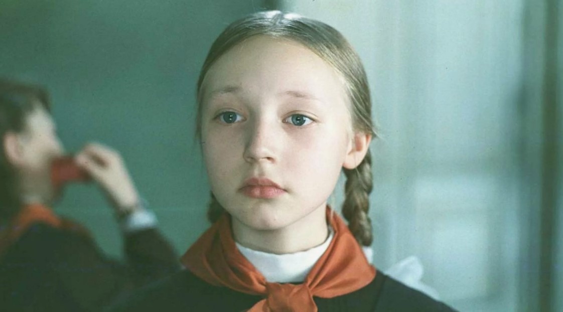 На съемках Кристина упала с лестницы и сломала руку. Операторам пришлось колдовать с шарфами, чтобы гипс не попал в кадр.
