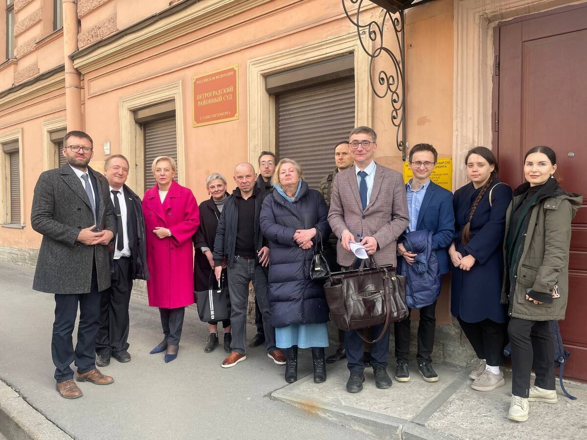 Коллеги и соратники Александра Шишлова в Петроградском суде 24.04.26г. Фото: Петербургское «Яблоко» 