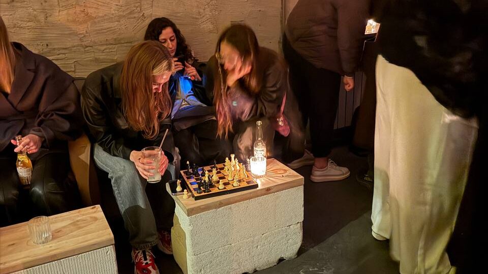 Самый популярный стол в заведении «Автомойка» - там, где стоит шахматная доска