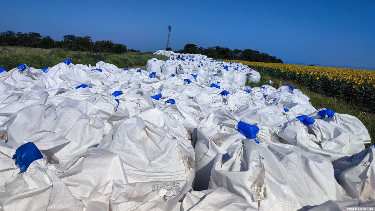     Удобрения в мешках в поле   
Юрий Ляшко © ИА Красная весна