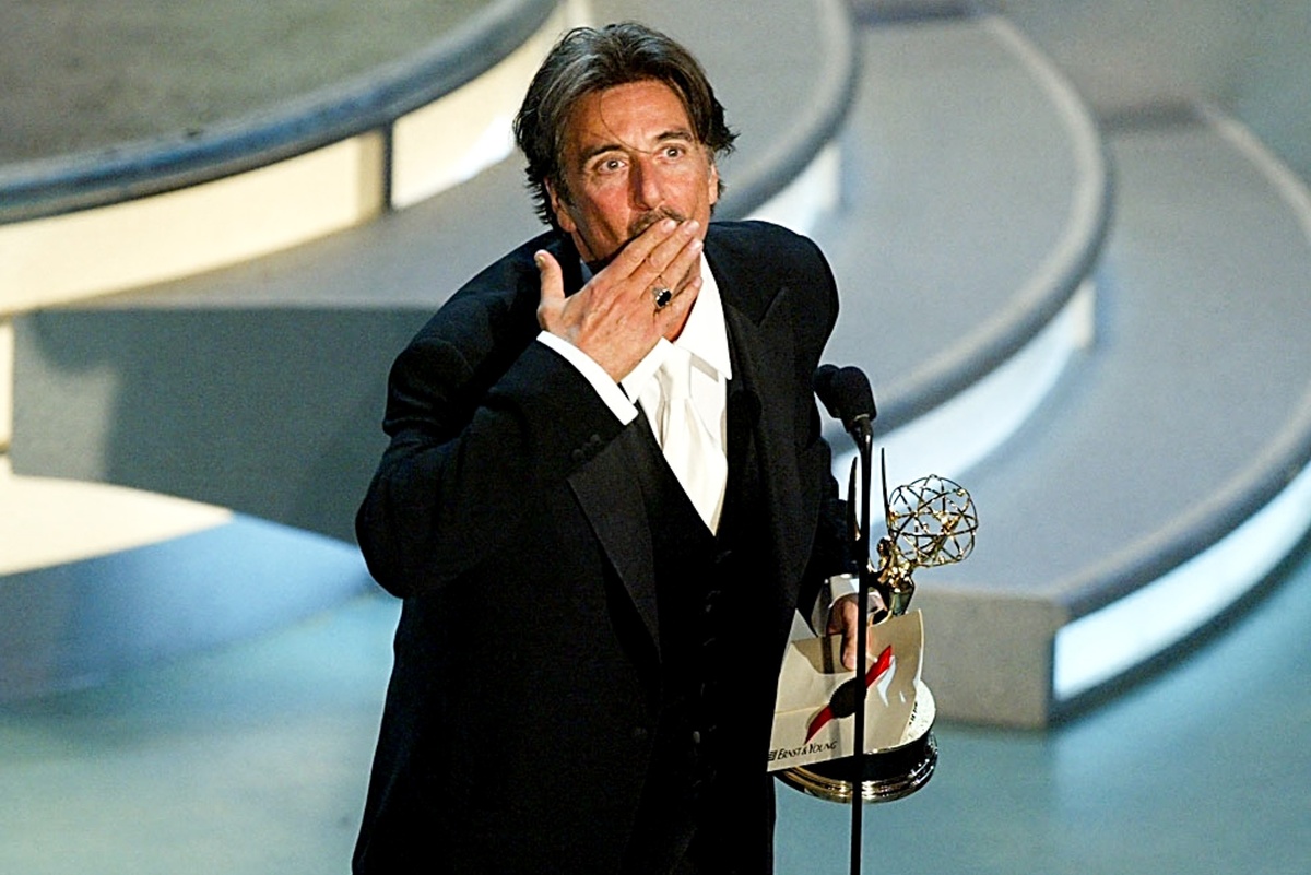    Аль Пачино принимает награду за лучшую мужскую роль в мини-сериале "Ангелы в Америке" на 56-й ежегодной церемонии вручения премии "Эмми" в Лос-Анджелесе. / AFP