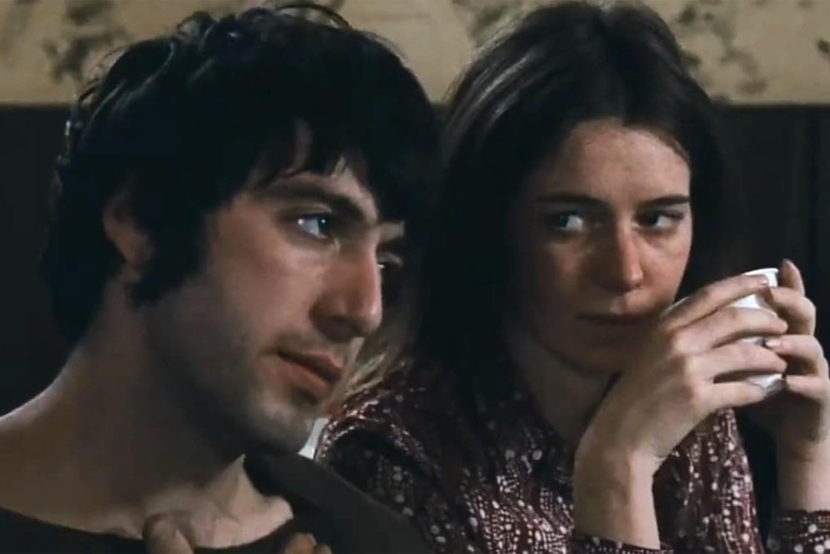    Одна из ранних работ "Паника в Нидл-парке" (1971). Актер сыграл Бобби - харизматичного парня, чьи непростые отношения с возлюбленной проходят проверку суровыми условиями большого города./imdb.com