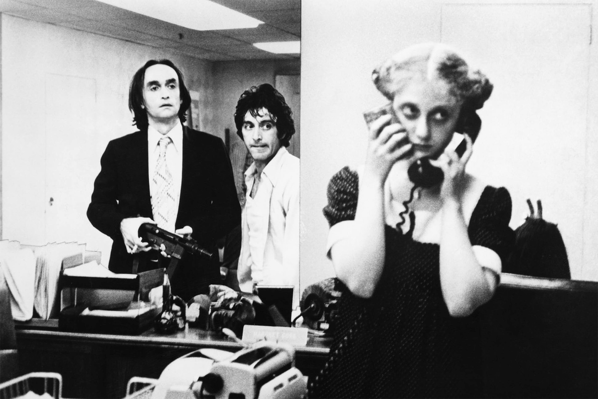    В "Собачьем полдне" Сонни Вортзика Аль Пачино исполнил роль неопытного грабителя, ветерана войны во Вьетнаме, который решается на преступление из-за отчаяния./imdb.com