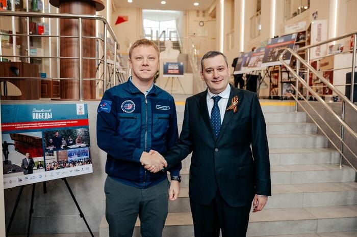 Обложка © Telegram / Александр Хинштейн