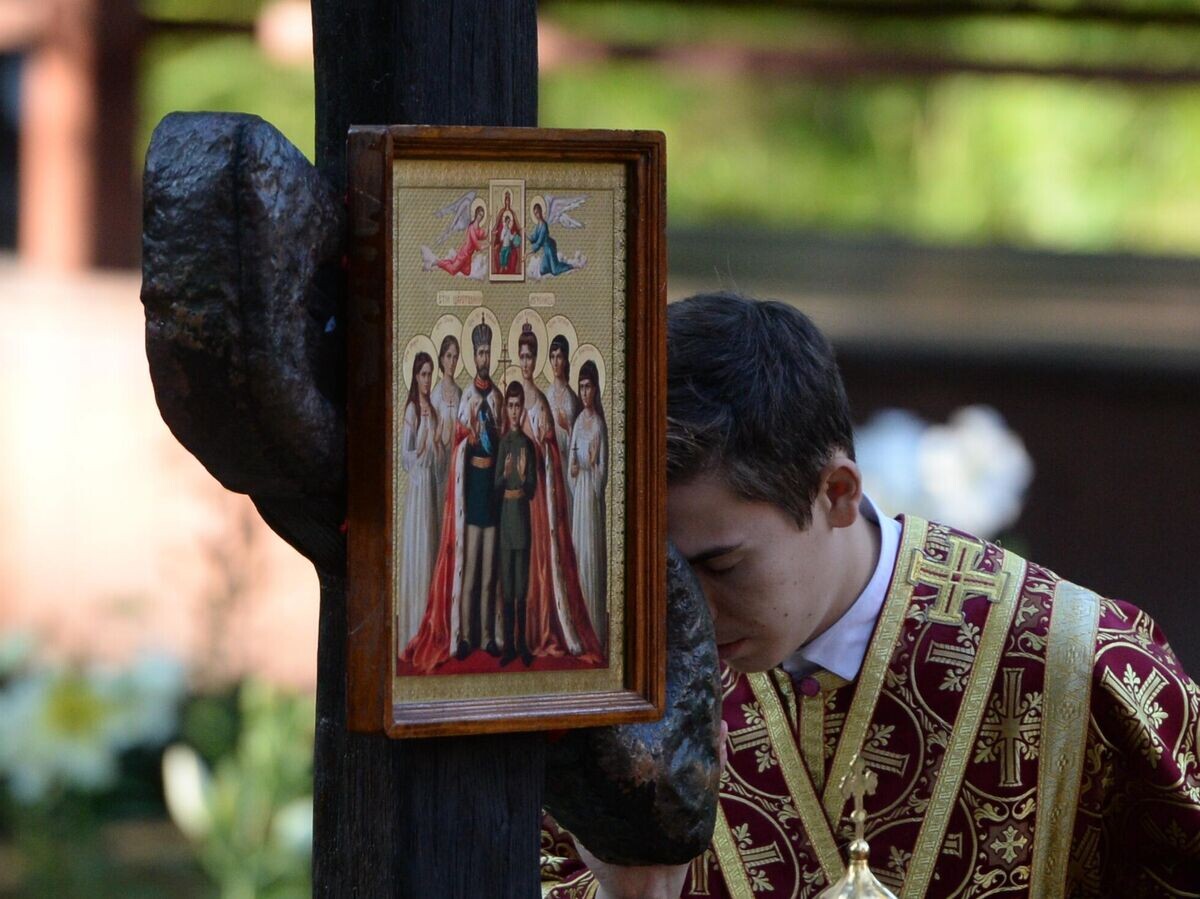    Священнослужитель на Ганиной Яме (место сожжения тел царской семьи) после окончания крестного хода, приуроченного к 100-летию гибели царской семьи, в Екатеринбурге | © РИА Новости / Павел Лисицын