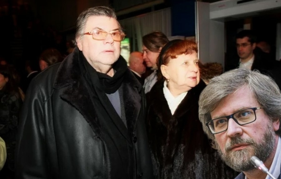 У народного любимца был сын на стороне. И законная супруга сделала всё, чтобы этот ребенок никогда не переступил порог их дома.
