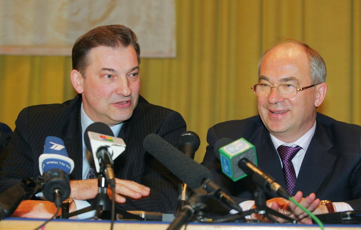 Виталий Белоусов / ИТАР-ТАСС📷Президент и экс-президент Федерации хоккея России Владислав Третьяк и Александр Стеблин (слева направо) во время внеочередного заседания ФХР