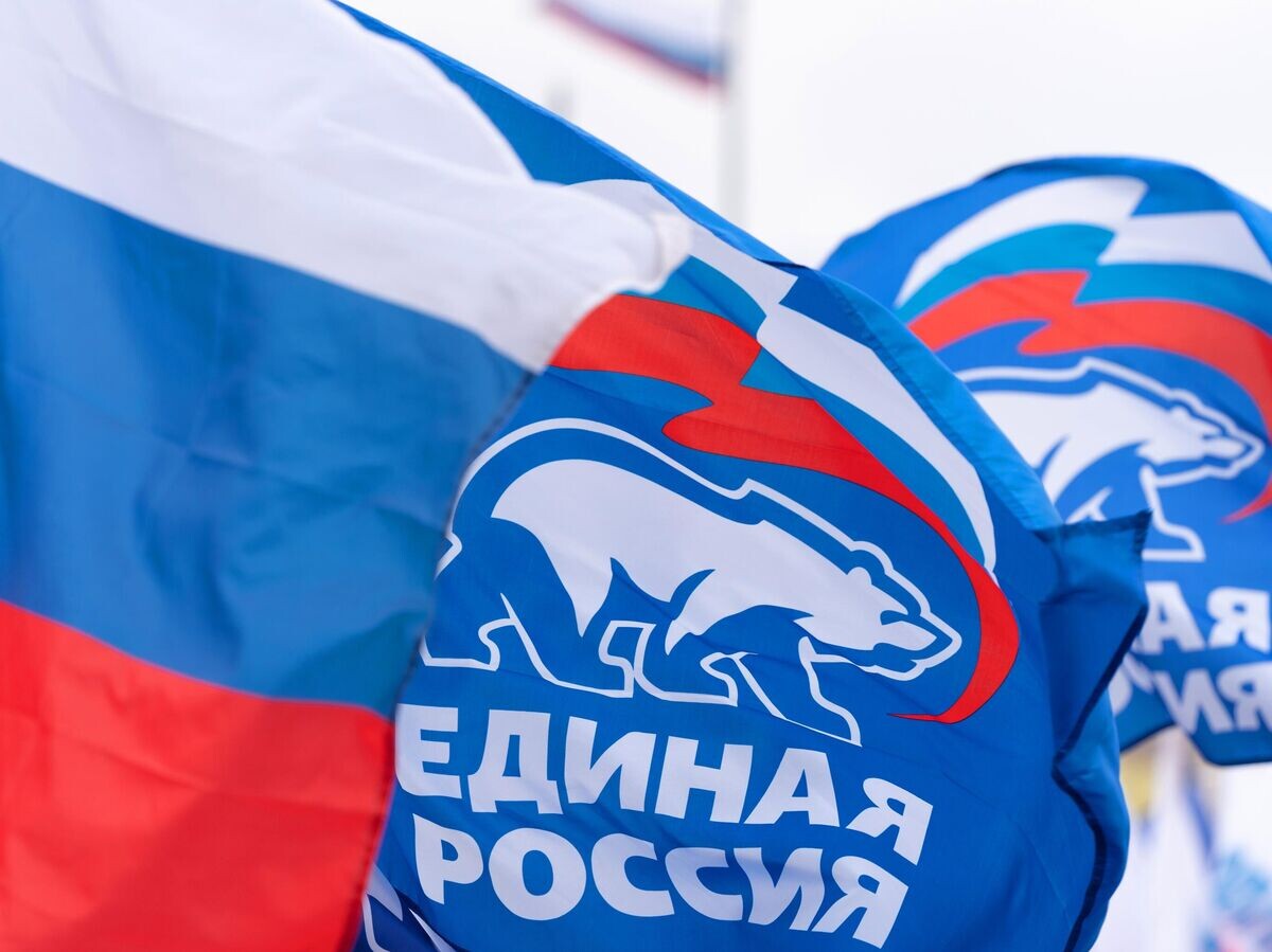    Флаг с символикой партии "Единая Россия" | © РИА Новости / Александр Пирагис