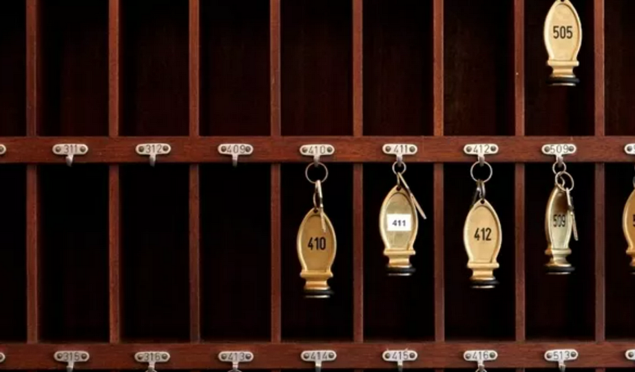 ТАЙНА НОМЕРА 420: ПОЧЕМУ ВО МНОГИХ ОТЕЛЯХ ИЗБЕГАЮТ ЭТОГО ЧИСЛА?