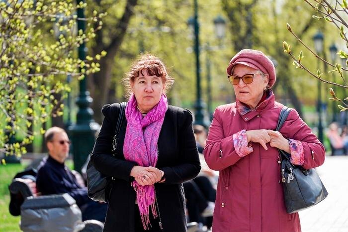 Будут ли повышены пенсии в 2027 году: когда и на сколько. Обложка © ТАСС / Олег Елков, © Gemini Nano Banana