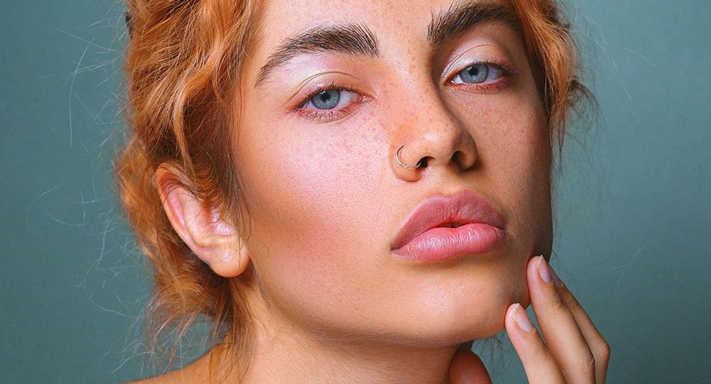 «Усталые глаза» — новый макияж-тренд. Как повторить и кому идёт?