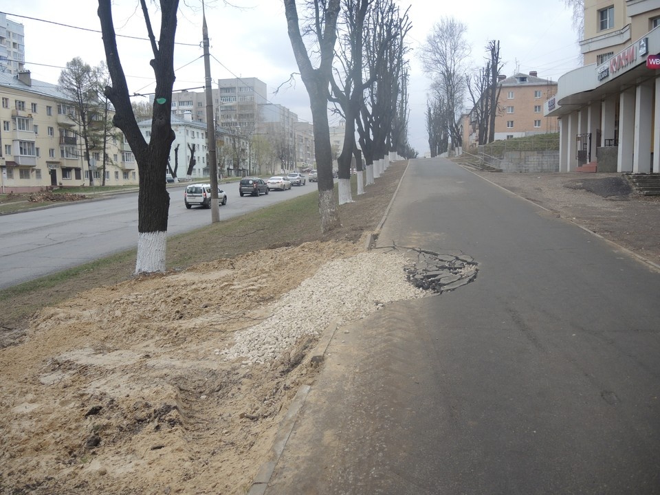    Провал на тротуаре.