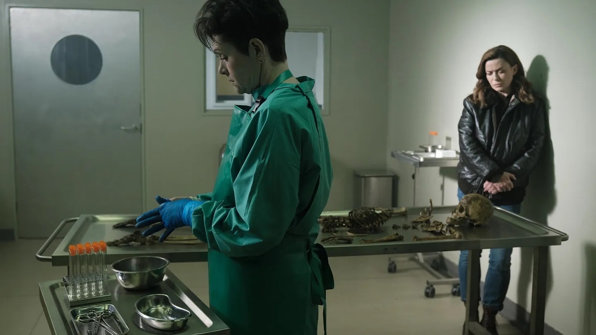 Кадр из сериала "Ворона" (реж. Чарльз Мартин, Ребекка Рукрофт, 2025 г.)