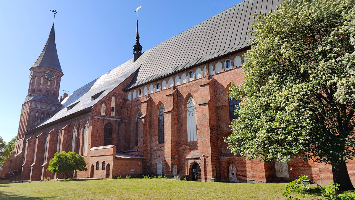 Без хорошей оптики на башне собора можно разглядеть лишь хвост Русалки, свёрнутый колечком. Фото Янтарный браслет с сайта wikimedia (лицензия Creative Commons Attribution-Share Alike 4.0 International)