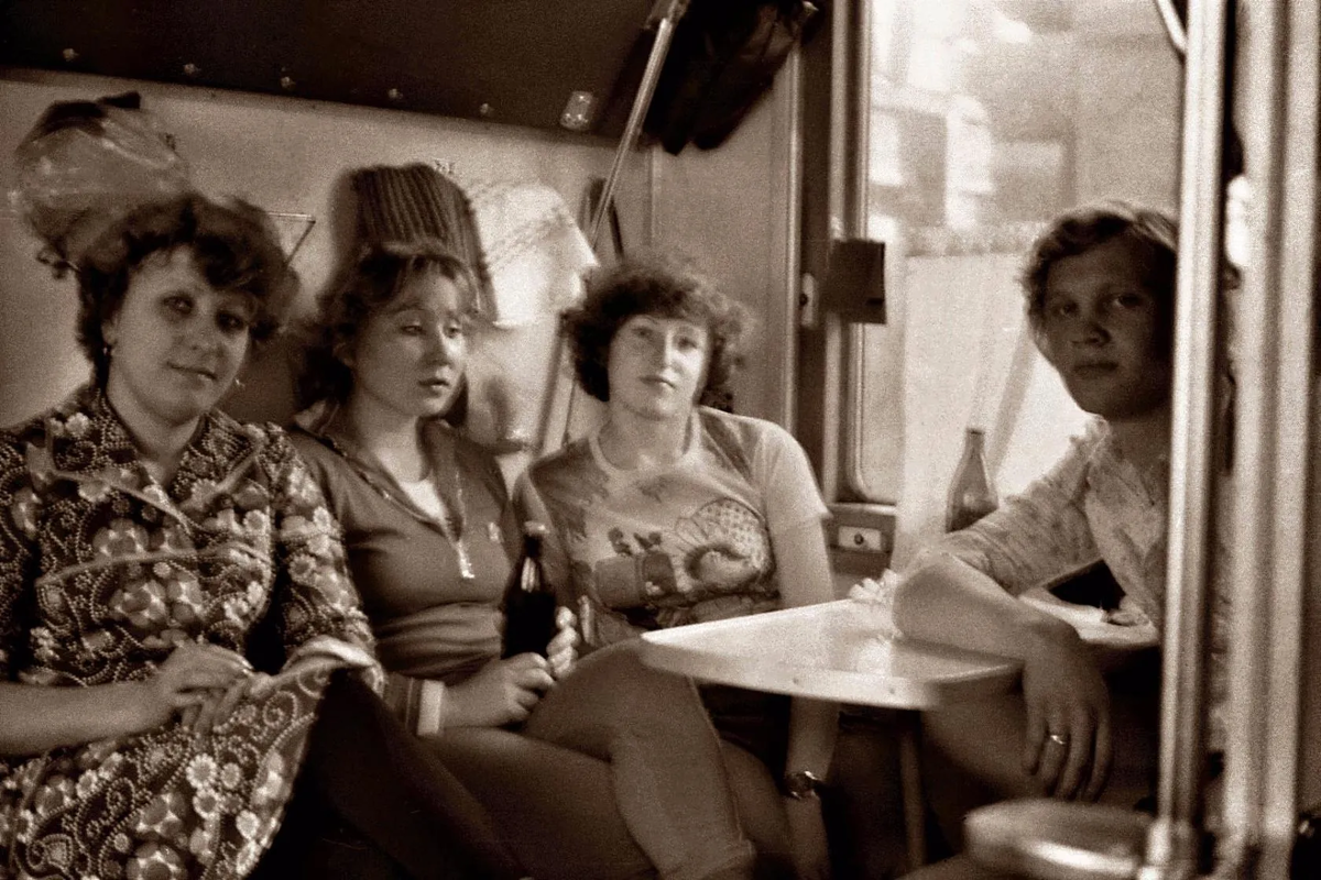 В поезде "Падунские пороги-Москва". 1980  Фото автора.
