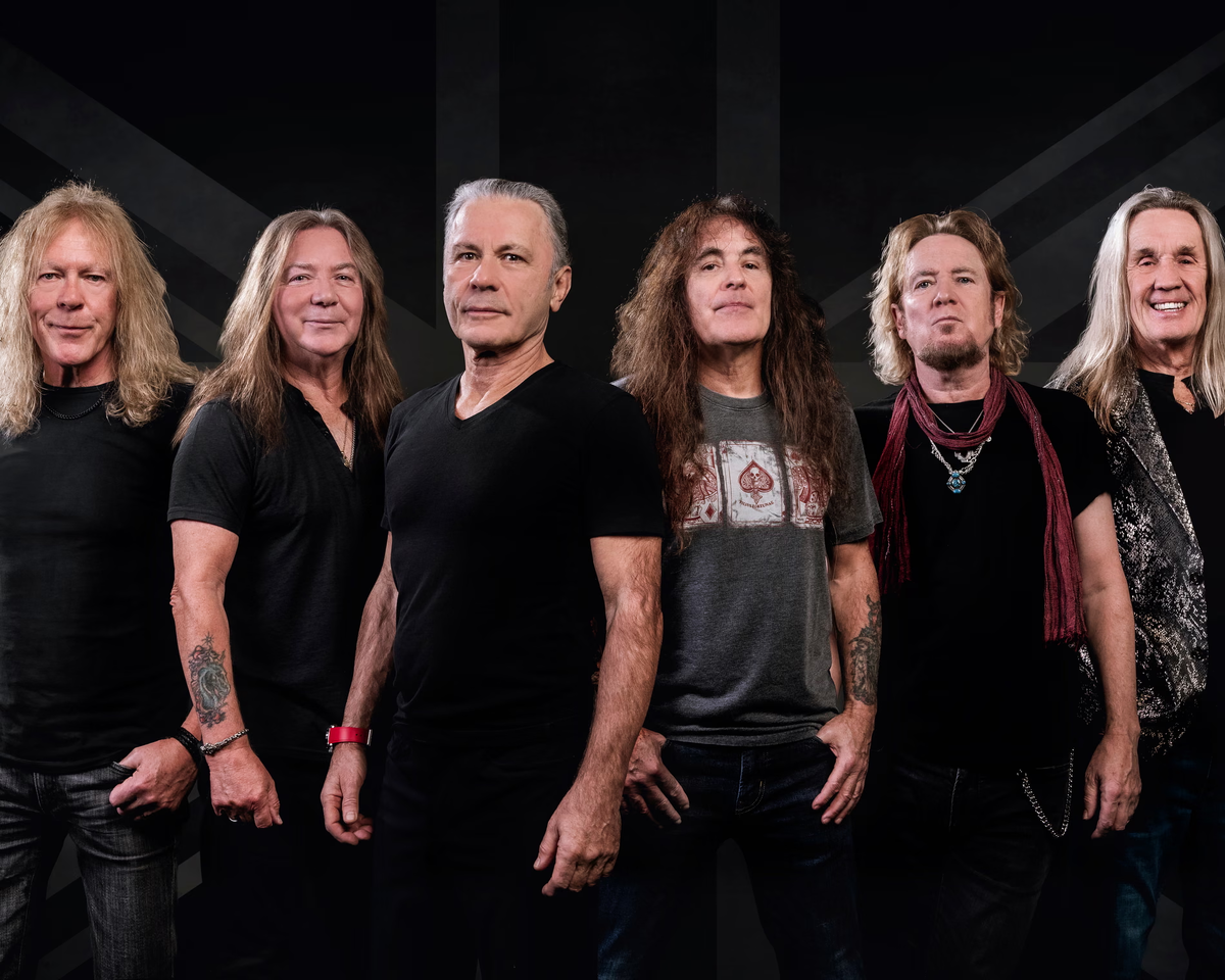 Группа Iron Maiden на фотографии 2022 года, на которой запечатлен их барабанщик Нико МакБрейн, завершивший гастрольную деятельность в 2024 году. Фото: Джон МакМуртри