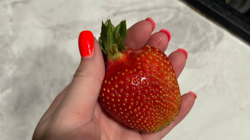 Магазины завалены китайской клубникой: эксперты предупредили - вот почему она так крупна и красива