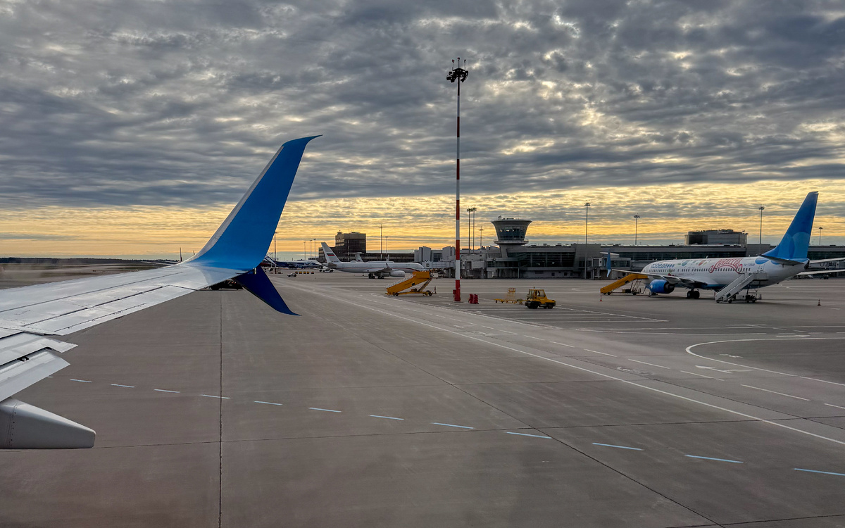 Крыло самолёта, утреннее небо и начало маленького авиационного приключения.