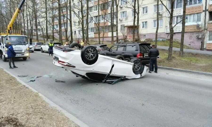 «Перевёртыш» перекрыл движение: владивостокский лихач протаранил припаркованные машины