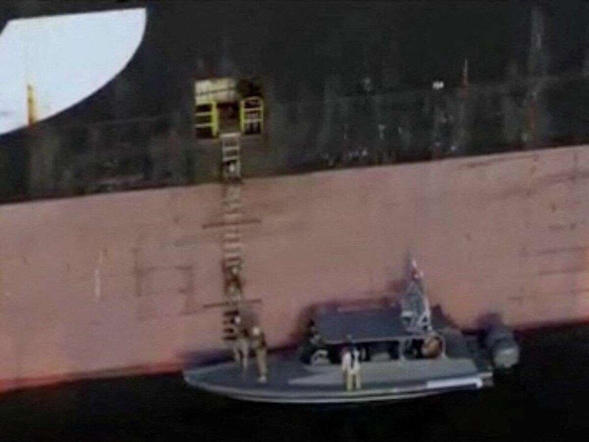    Иранские военные задерживают судно, которое попыталось пройти без разрешения в районе Ормузского пролива. Кадр видео | © REUTERS / IRIB