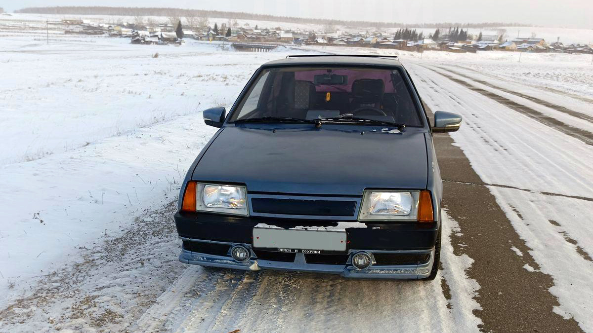 Вот она - серо-голубая, с зеркалами от "Гранты"