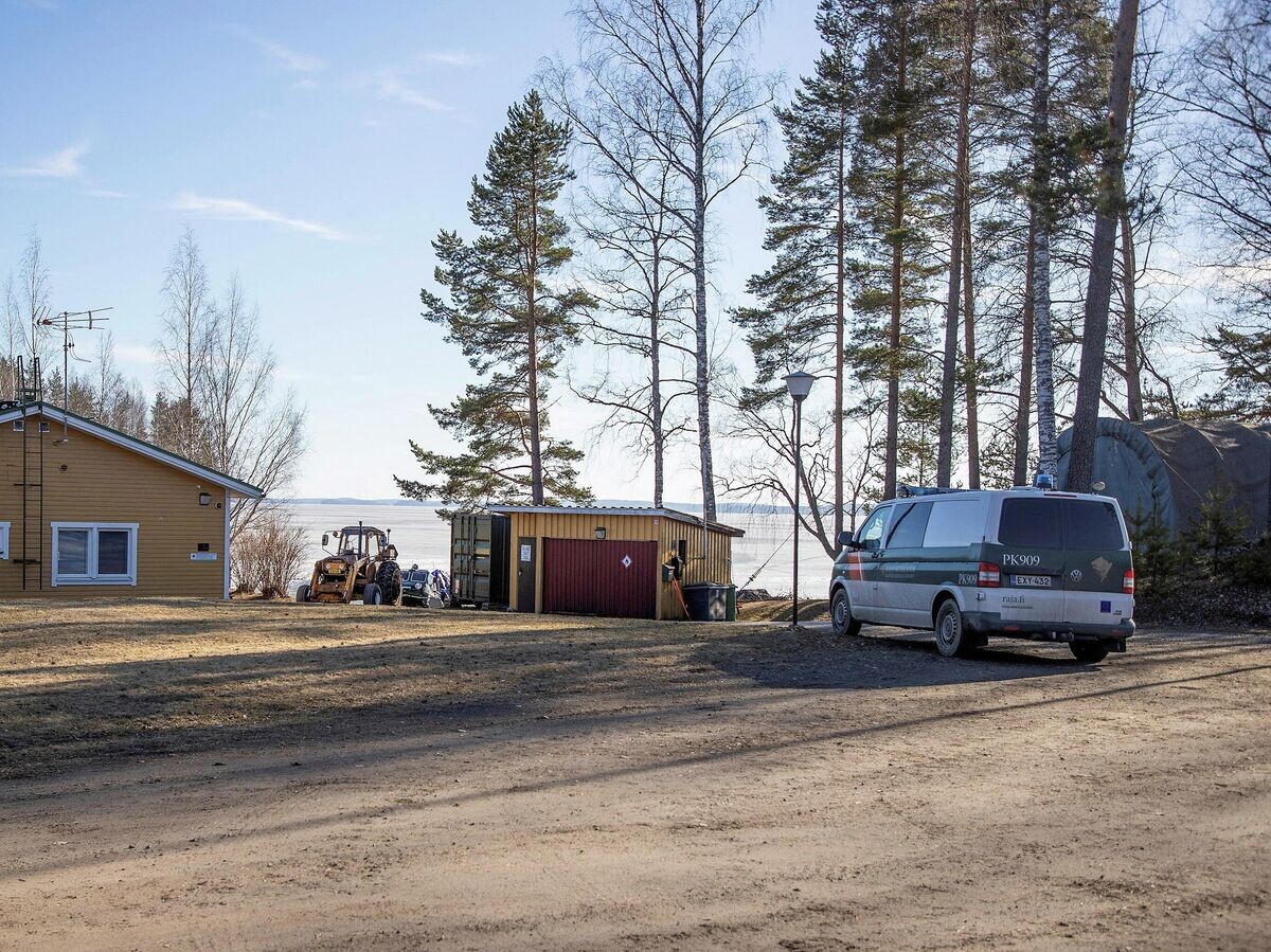    Автомобили финской пограничной службы на месте обнаружения беспилотника в Финляндии | © REUTERS / Lauri Heino