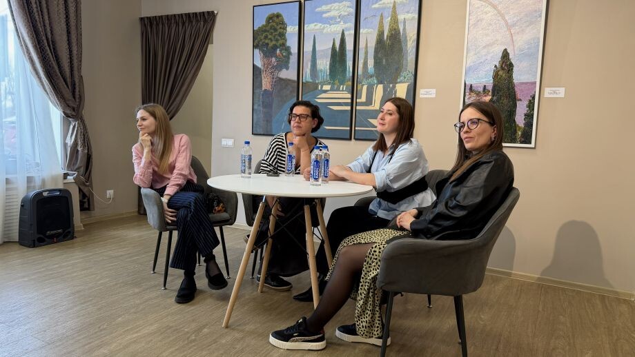 Как художницы из Приморья поймали крымское солнце на холстах