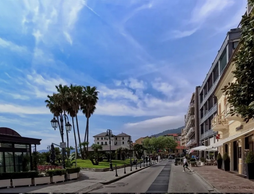 Piazza dei Partigiani Площадь партизан, центр Алассио