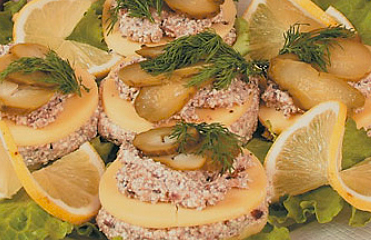 РОЗЕТКИ ИЗ СЫРА СО ШПРОТНОЙ МАССОЙ