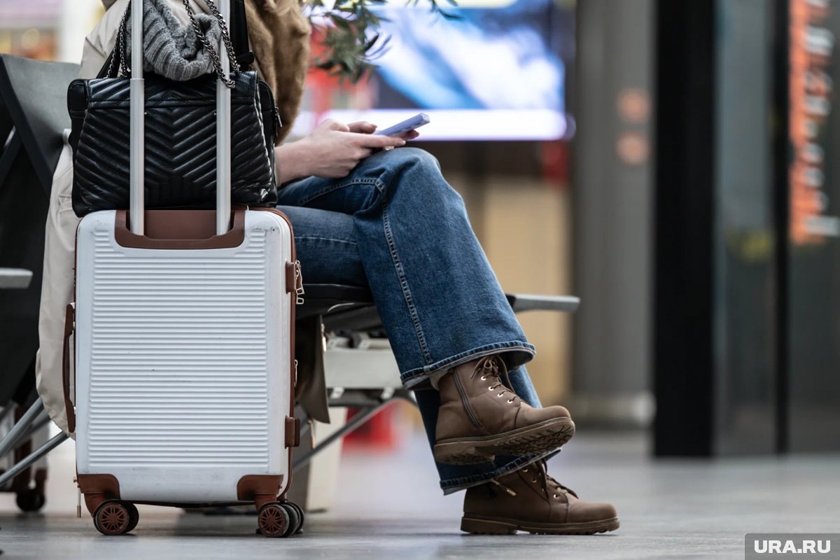     Пассажиров просят уточнять статус и время вылета рейса на сайте аэропорта и в авиакомпании