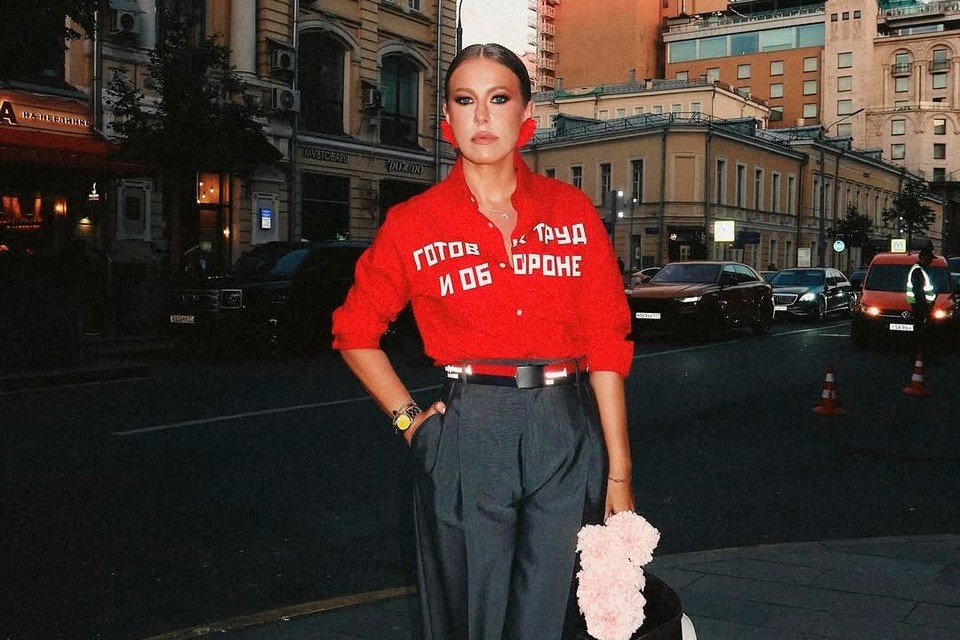    Кроме этого костюма Chanel Ксения также предлагает жакет Dior за 109 тысяч рублей и пиджак Valentino за 65 тысяч. Фото: Личная страница Ксении Собчак в соцсети