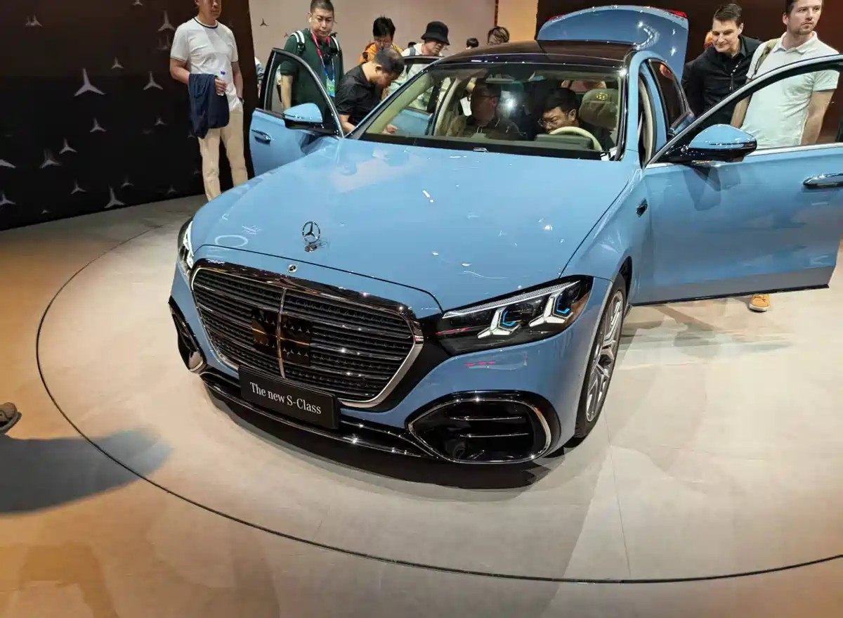 Обновленный S-Class на стенде немецкой компании во время проведения Пекинского автосалона 2026 года