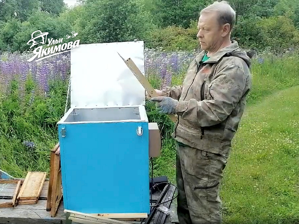 Андрей Якимов на пасеке с воскотпкой Счастье пчеловода
