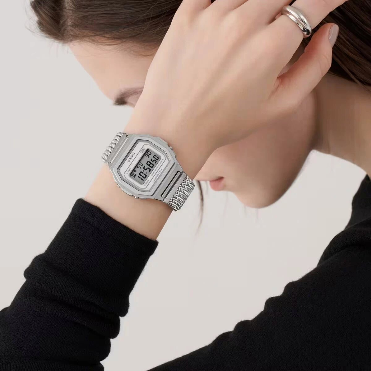 В часах Casio A1000MA-7E установлен браслет из нержавеющей стали миланского плетения
