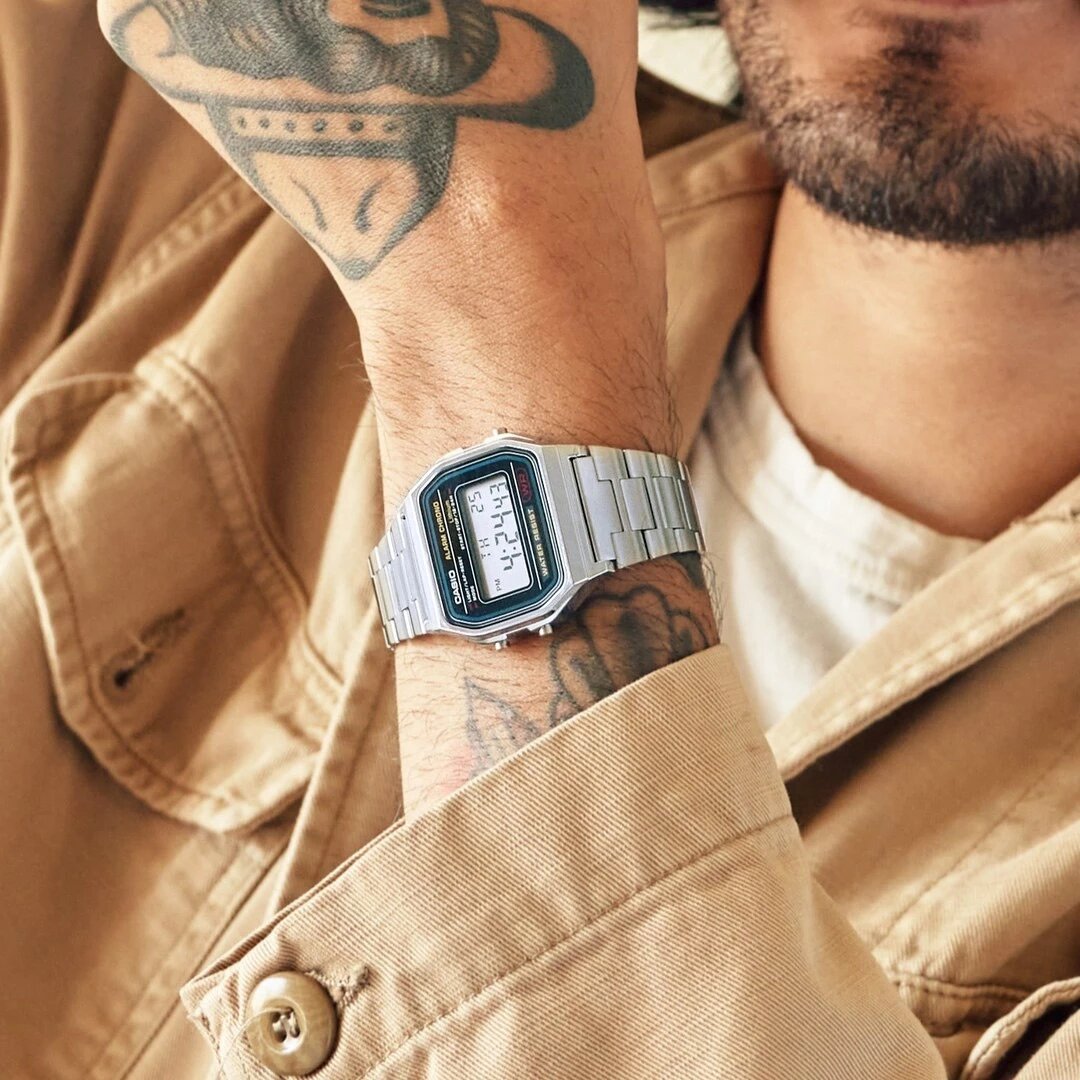Браслет на часах Casio A158WA-1E не боится воды и солнца. Сохраняет вид годами