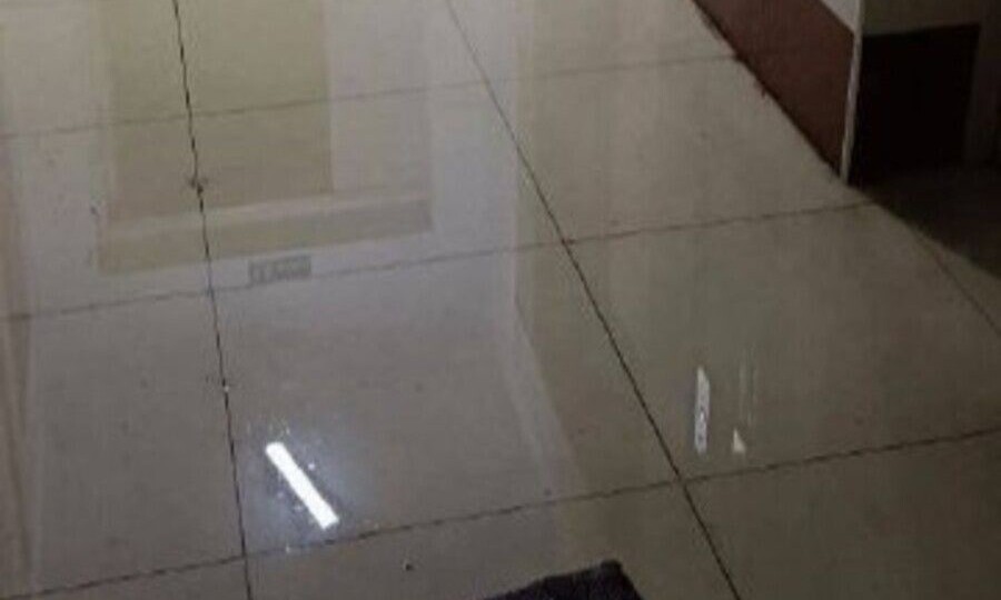 Коммунальный коллапс: прорыв пожарного гидранта оставил многоэтажку во Владивостоке без воды и лифтов